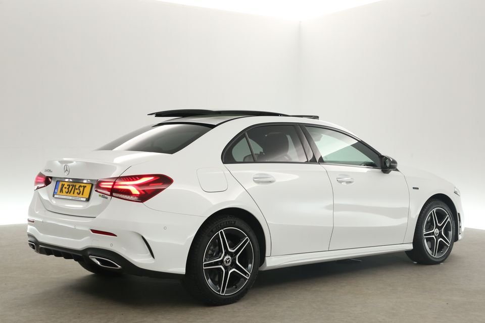 Mercedes-Benz A-Klasse 250e AMG 262PK Hybride Automaat Pano Clima Camera Carplay Sfeerverl. Burmester LED Virtual Memory-Seats Navi PDC 18"LMV