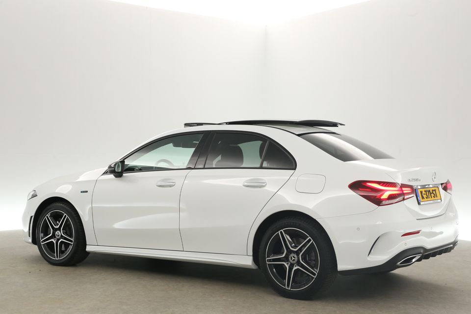 Mercedes-Benz A-Klasse 250e AMG 262PK Hybride Automaat Pano Clima Camera Carplay Sfeerverl. Burmester LED Virtual Memory-Seats Navi PDC 18"LMV