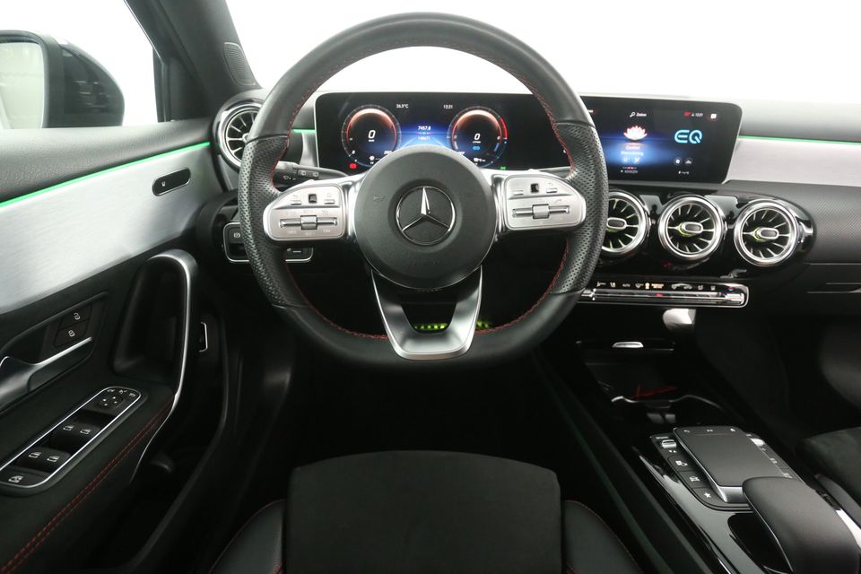 Mercedes-Benz A-Klasse 250e AMG 262PK Automaat Pano Sfeer Clima Cruise Virtual Navi 18"LMV LED PDC