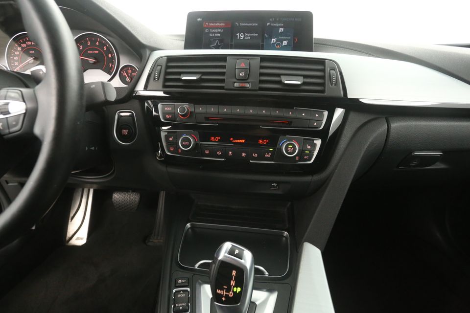 BMW 3-serie 330e M-Sport Hybride 184PK Automaat LED Clima Camera Cruise Carplay PDC Navi 18"LMV Leder