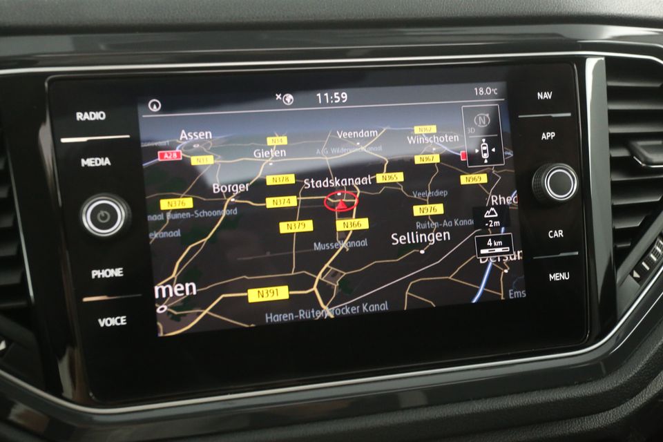 Volkswagen T-Roc 1.5 TSI 150PK Panoramadak ACC Clima Carplay Virtual Navi LED 17"LMV PDC