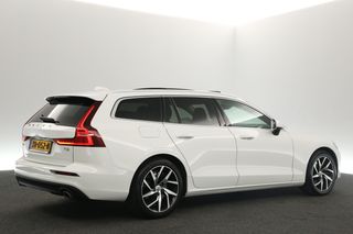 Volvo V60 2.0 T5 Momentum 250PK Automaat Clima Pano Carplay Camera Cruise Virtual Navi PDC Leder Head-up 18''LMV Trekhaak