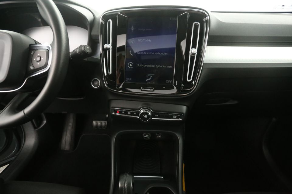 Volvo XC40 2.0 T4 Momentum 191PK Automaat Pano LED Camera Carplay Clima Cruise Virtual PDC Navi 19"LMV