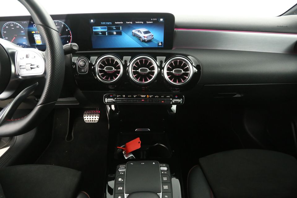 Mercedes-Benz A-Klasse 180 AMG Automaat Clima Camera Cruise Sfeerverl. LED Virtual Navi 18"LMV PDC