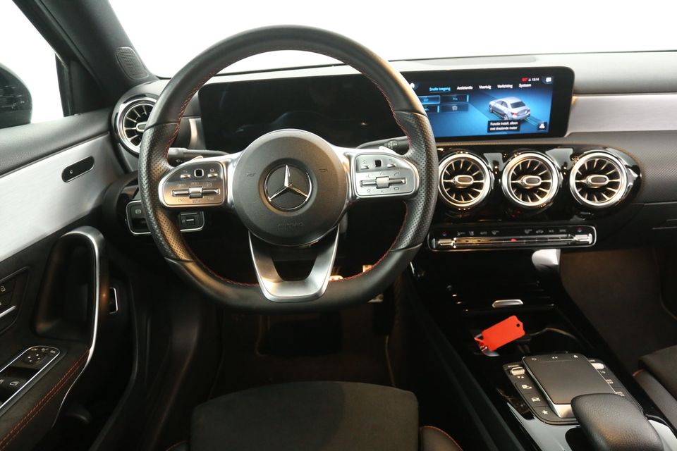 Mercedes-Benz A-Klasse 180 AMG Automaat Clima Camera Cruise Sfeerverl. LED Virtual Navi 18"LMV PDC