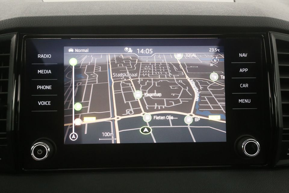 Škoda Karoq 1.5 TSI ACT Sportline 150PK Automaat Pano Sfeer Clima Carplay Camera Cruise LED Navi PDC 19''LMV Trekhaak