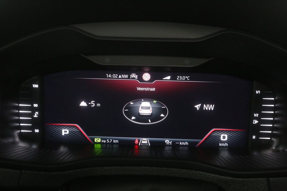 Škoda Karoq 1.5 TSI ACT Sportline 150PK Automaat Pano Sfeer Clima Carplay Camera Cruise LED Navi PDC 19''LMV Trekhaak