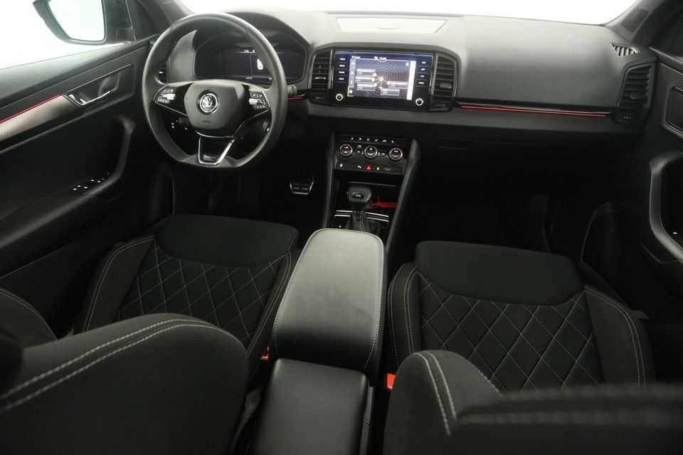 Škoda Karoq 1.5 TSI ACT Sportline 150PK Automaat Pano Sfeer Clima Carplay Camera Cruise LED Navi PDC 19''LMV Trekhaak