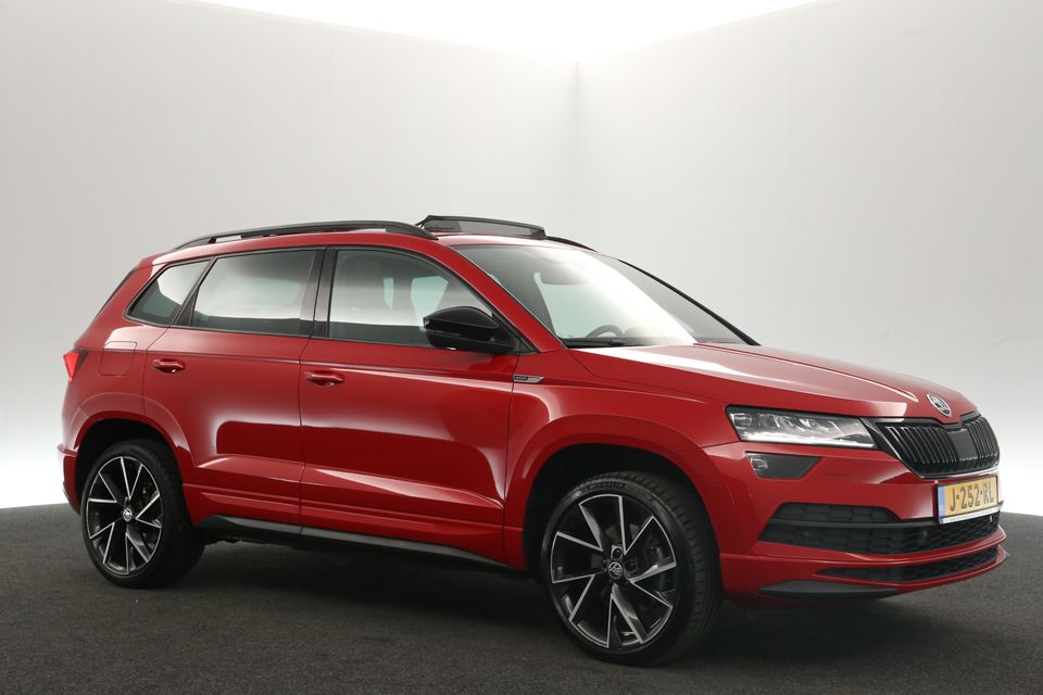 Škoda Karoq 1.5 TSI ACT Sportline 150PK Automaat Pano Sfeer Clima Carplay Camera Cruise LED Navi PDC 19''LMV Trekhaak