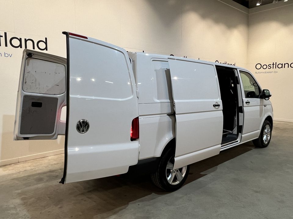 Volkswagen Transporter 2.0 TDI L2H1 / Airco / Cruise Control / Navigatie / Camera / Trekhaak / LMV / 3-Zits / 83.700 KM !!