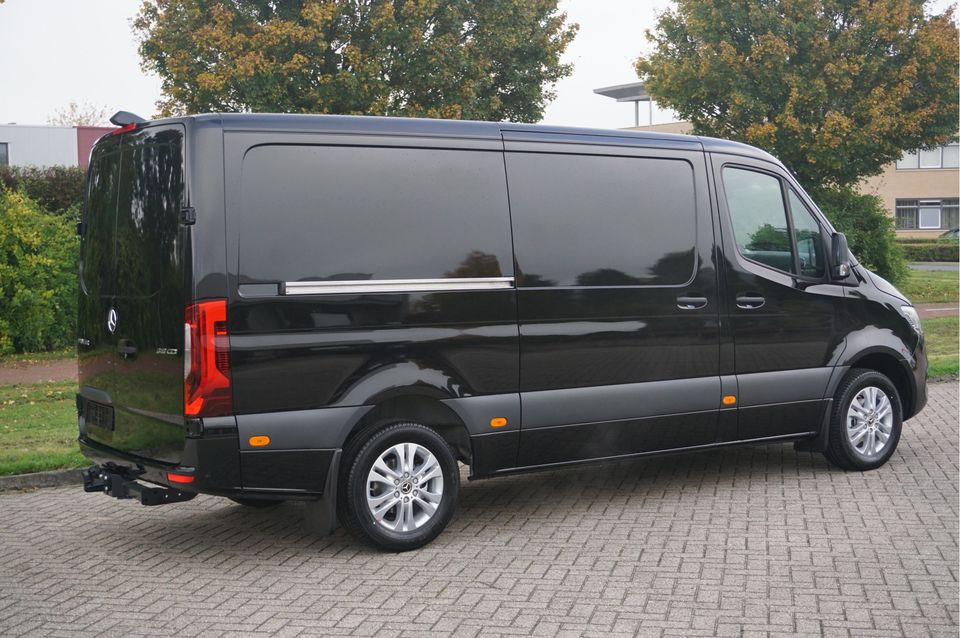 Mercedes-Benz Sprinter 319CDI Select L2H1 10.25" Mbux, ACC, LED, 3.5T Trekhaak, 17" LM, 2x schuifdeur!! NR. R843*