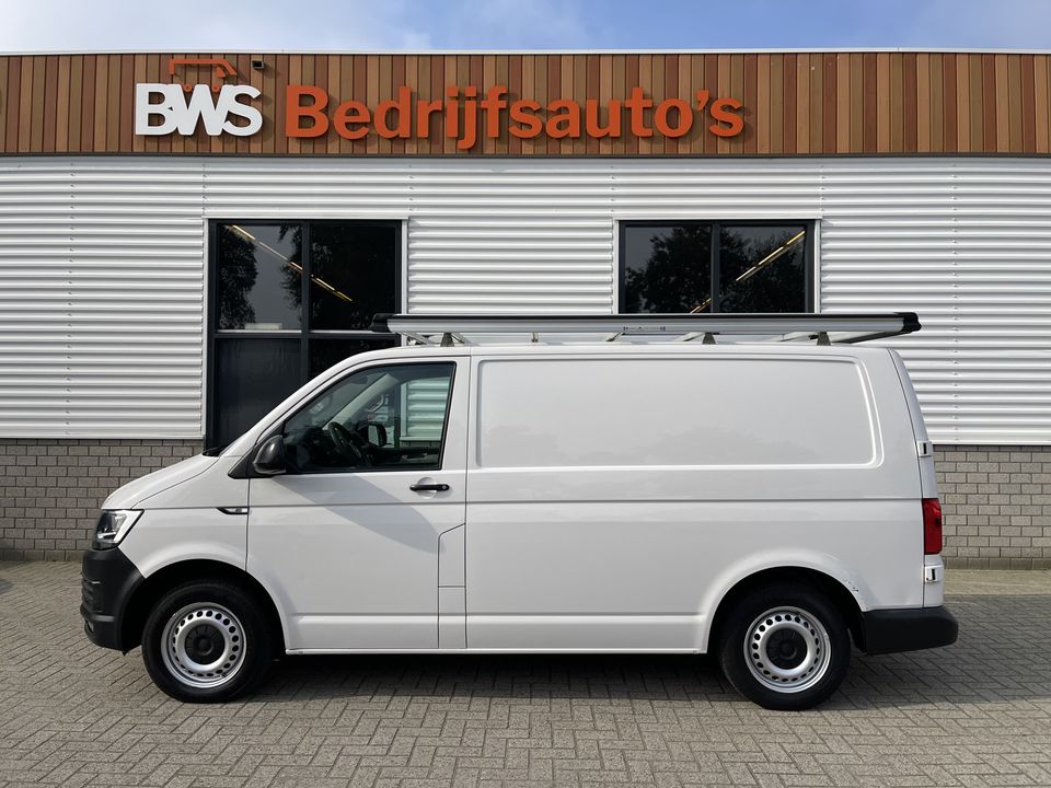 Volkswagen Transporter 2.0 TDI L1H1 Comfortline / vaste prijs rijklaar € 14.950 ex btw / euro 6 diesel / lease vanaf € 274 / airco / cruise / imperial / trekhaak / Bott ingerichte laadruimte !