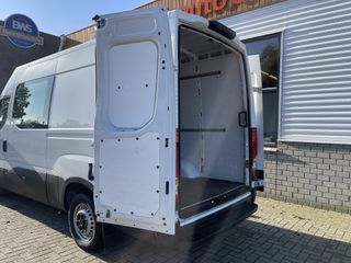 Iveco Daily 35S16V 2.3 automaat L2H2 dubbel cabine DC 7 persoons ! / vaste prijs rijklaar € 30.950 ex btw / lease vanaf € 554 / climate control / 270 graden deuren / mag 3500 kg trekken !