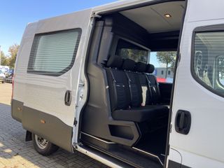 Iveco Daily 35S16V 2.3 automaat L2H2 dubbel cabine DC 7 persoons ! / vaste prijs rijklaar € 30.950 ex btw / lease vanaf € 554 / climate control / 270 graden deuren / mag 3500 kg trekken !