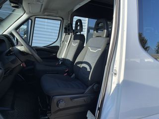 Iveco Daily 35S16V 2.3 automaat L2H2 dubbel cabine DC 7 persoons ! / vaste prijs rijklaar € 30.950 ex btw / lease vanaf € 554 / climate control / 270 graden deuren / mag 3500 kg trekken !