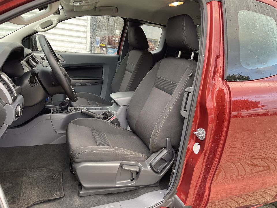 Ford Ranger 2.2 TDCi XLT Supercab 2 persoons pickup 4x4 / vaste prijs rijklaar € 20.950 ex btw / euro 6 diesel / lease vanaf € 375 / trekhaak 3500 kg / airco / cruise control / huif / donker rood metallic !