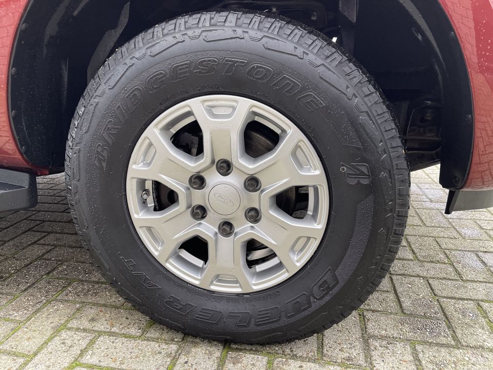 Ford Ranger 2.2 TDCi XLT Supercab 2 persoons pickup 4x4 / vaste prijs rijklaar € 20.950 ex btw / euro 6 diesel / lease vanaf € 375 / trekhaak 3500 kg / airco / cruise control / huif / donker rood metallic !