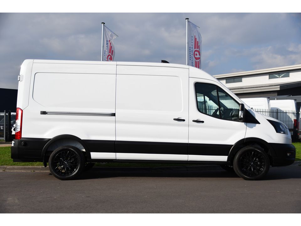 Ford Transit 350 2.0 TDCI L3H2 Black & White Edition Cruise, Carplay, Stoelverwarming, NAVI, 130PK, Multimedia, Sensoren, Trekhaak, UNIEK!