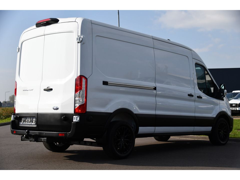 Ford Transit 350 2.0 TDCI L3H2 Black & White Edition Cruise, Carplay, Stoelverwarming, NAVI, 130PK, Multimedia, Sensoren, Trekhaak, UNIEK!