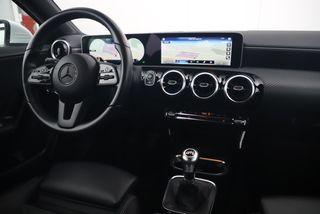 Mercedes-Benz A-Klasse 160 Advantage Full LED Widescreen Sportstoelen Half Leder Navigatie Clima Cruise 16 inch LMV Achteruitrijcamera Parkeersensors Carplay Android