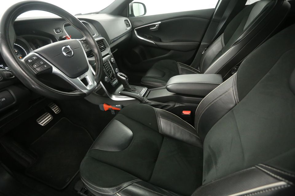 Volvo V40 1.5 T3 | R-design 153PK Automaat Pano-View Clima Camera Cruise PDC Navi LED 17"LMV