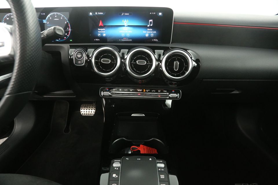 Mercedes-Benz A-Klasse 180 AMG Automaat Pano LED Camera Carplay Clima Cruise Navi Virtual 18"LMV PDC