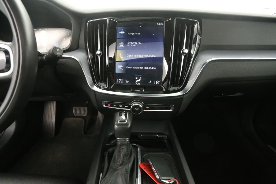 Volvo V60 2.0 T4 R-Design 191PK Automaat Pano Harman-Kardon Camera Sfeerverl. Clima Cruise Carplay LED Virtual Navi PDC Head-up 18"LMV Leder