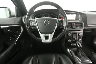 Volvo V40 1.5 T3 R-Design 153PK Automaat Pano-View Clima Cruise Camera Virtual Navi Harman-Kardon Memory-Seats 17"LMV LED PDC Trekhaak