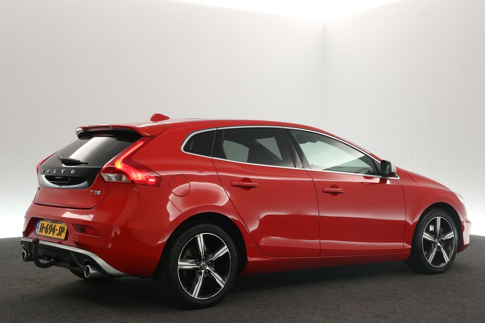 Volvo V40 1.5 T3 R-Design 153PK Automaat Pano-View Clima Cruise Camera Virtual Navi Harman-Kardon Memory-Seats 17"LMV LED PDC Trekhaak