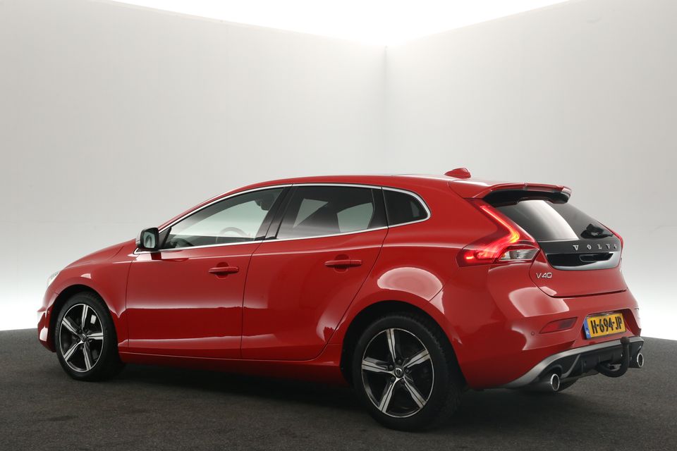 Volvo V40 1.5 T3 R-Design 153PK Automaat Pano-View Clima Cruise Camera Virtual Navi Harman-Kardon Memory-Seats 17"LMV LED PDC Trekhaak