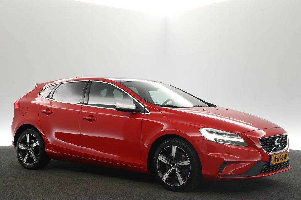 Volvo V40 1.5 T3 R-Design 153PK Automaat Pano-View Clima Cruise Camera Virtual Navi Harman-Kardon Memory-Seats 17"LMV LED PDC Trekhaak