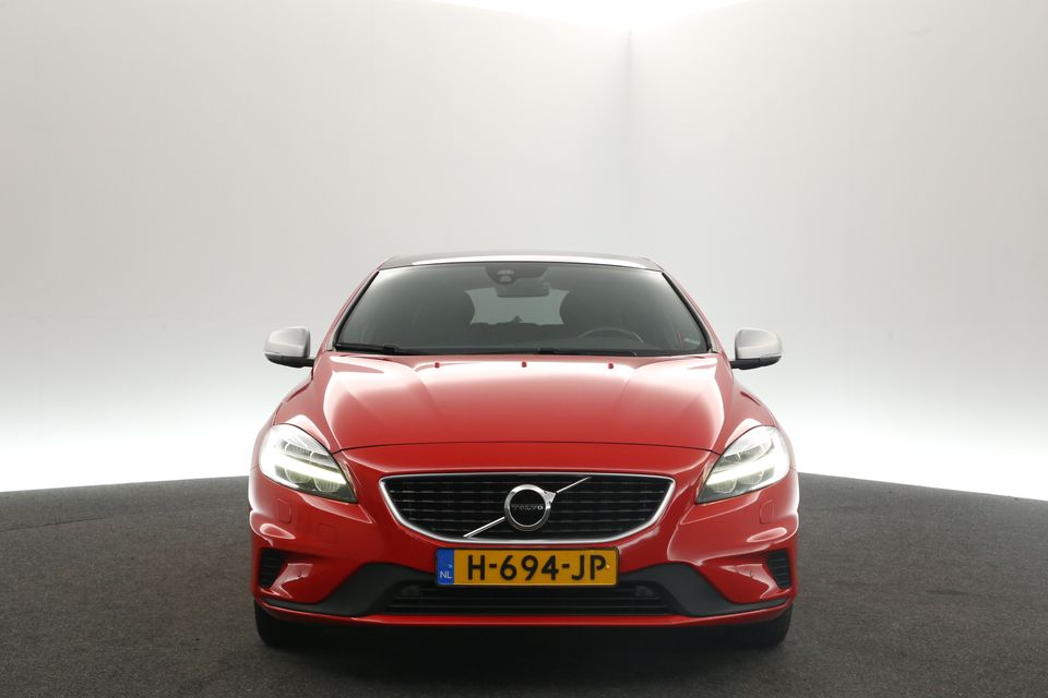 Volvo V40 1.5 T3 R-Design 153PK Automaat Pano-View Clima Cruise Camera Virtual Navi Harman-Kardon Memory-Seats 17"LMV LED PDC Trekhaak