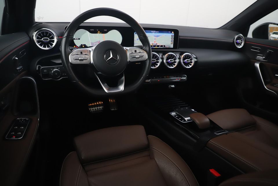 Mercedes-Benz A-Klasse 250 AMG Night 225PK Automaat Panoramadak Bruin Leder Widescreen Sfeerverlichting Full LED Navigatie Camera Clima Stoelverwarming Carplay Android Bluetooth 19 inch LMV Keyless Entry Memory Stoelen