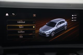 Mercedes-Benz A-Klasse 250 AMG Night 225PK Automaat Panoramadak Bruin Leder Widescreen Sfeerverlichting Full LED Navigatie Camera Clima Stoelverwarming Carplay Android Bluetooth 19 inch LMV Keyless Entry Memory Stoelen