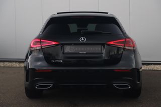 Mercedes-Benz A-Klasse 250 AMG Night 225PK Automaat Panoramadak Bruin Leder Widescreen Sfeerverlichting Full LED Navigatie Camera Clima Stoelverwarming Carplay Android Bluetooth 19 inch LMV Keyless Entry Memory Stoelen