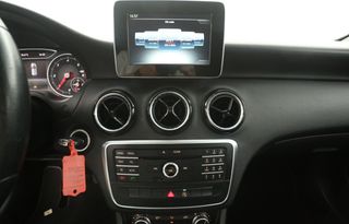 Mercedes-Benz A-Klasse 180 AMG Airco Cruise Navigatie 18"LMV Elektrpakket