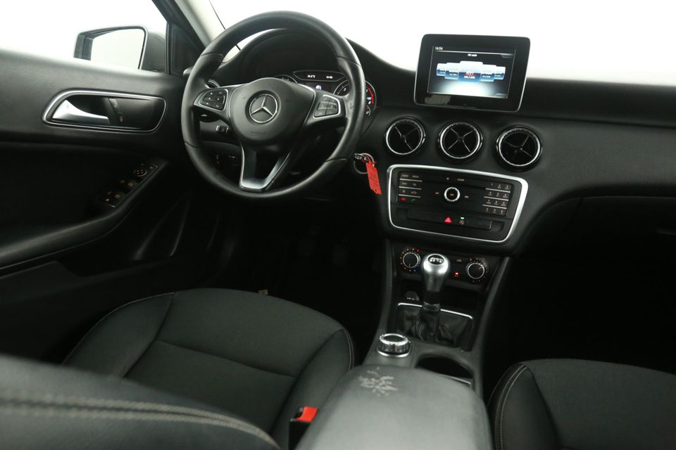 Mercedes-Benz A-Klasse 180 AMG Airco Cruise Navigatie 18"LMV Elektrpakket