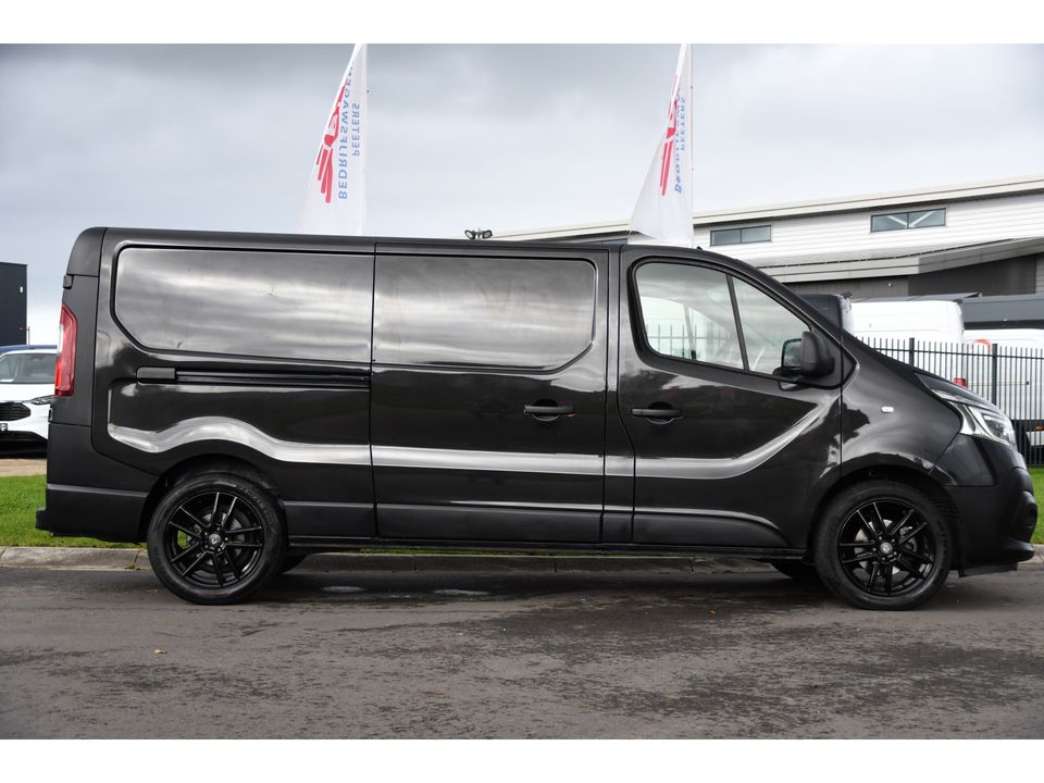 Renault Trafic 2.0 dCi 145 T29 L2H1 Black Edition Camera, Cruise, NAVI, LED, Automaat, 145PK, Sensoren, Trekhaak, Multimedia, UNIEK!