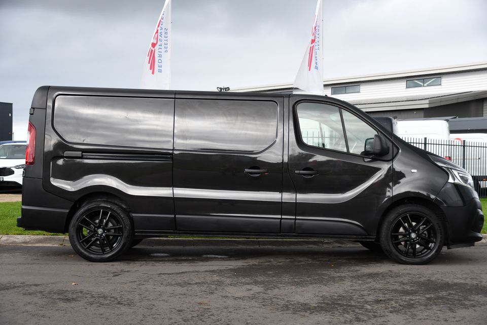 Renault Trafic 2.0 dCi 145 T29 L2H1 Black Edition Camera, Cruise, NAVI, LED, Automaat, 145PK, Sensoren, Trekhaak, Multimedia, UNIEK!