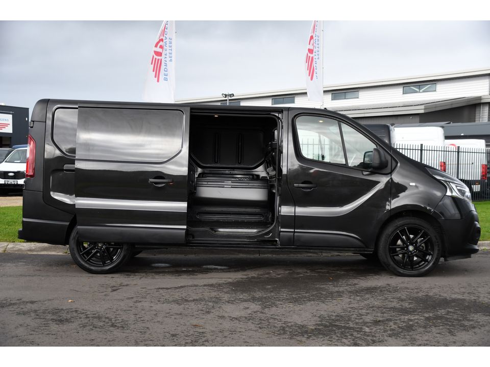 Renault Trafic 2.0 dCi 145 T29 L2H1 Black Edition Camera, Cruise, NAVI, LED, Automaat, 145PK, Sensoren, Trekhaak, Multimedia, UNIEK!