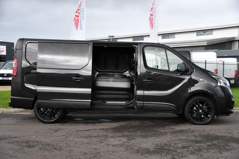 Renault Trafic 2.0 dCi 145 T29 L2H1 Black Edition Camera, Cruise, NAVI, LED, Automaat, 145PK, Sensoren, Trekhaak, Multimedia, UNIEK!