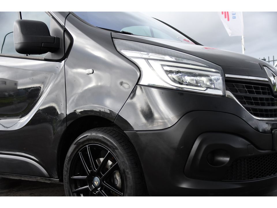 Renault Trafic 2.0 dCi 145 T29 L2H1 Black Edition Camera, Cruise, NAVI, LED, Automaat, 145PK, Sensoren, Trekhaak, Multimedia, UNIEK!