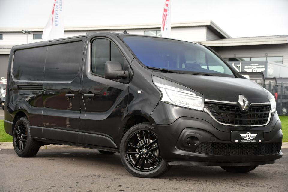 Renault Trafic 2.0 dCi 145 T29 L2H1 Black Edition Camera, Cruise, NAVI, LED, Automaat, 145PK, Sensoren, Trekhaak, Multimedia, UNIEK!