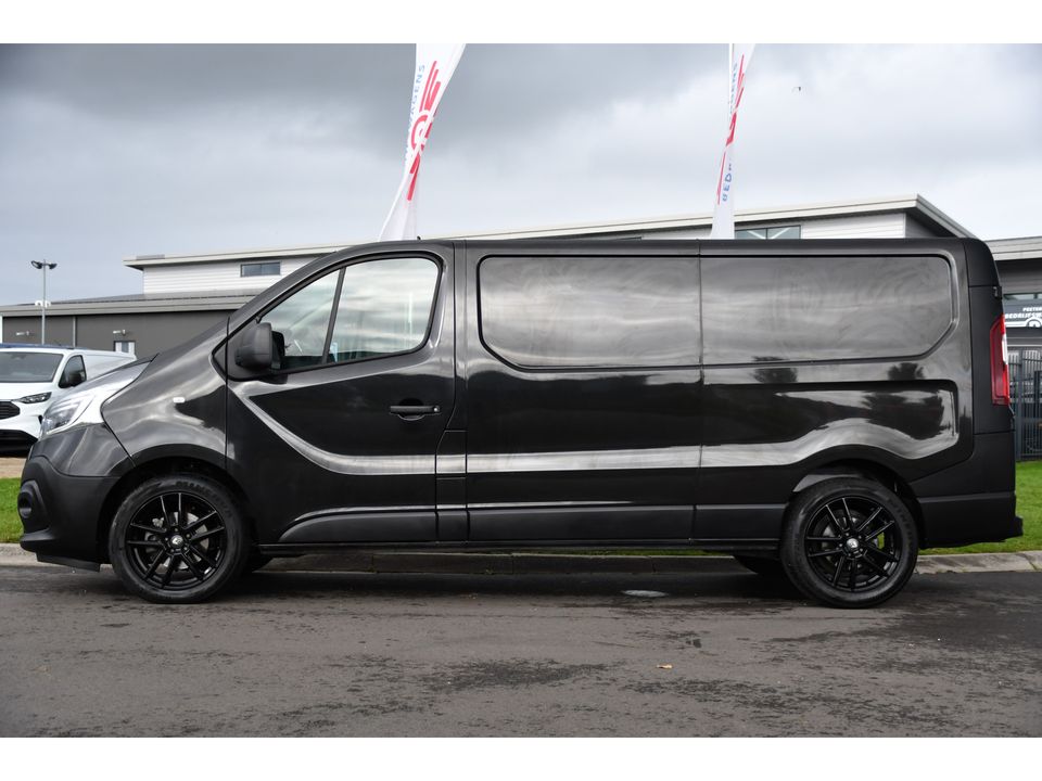 Renault Trafic 2.0 dCi 145 T29 L2H1 Black Edition Camera, Cruise, NAVI, LED, Automaat, 145PK, Sensoren, Trekhaak, Multimedia, UNIEK!