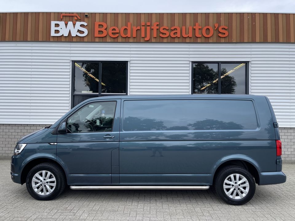 Volkswagen Transporter 2.0 TDI 150pk DSG automaat L2H1 Highline / vaste prijs rijklaar € 22.950 ex btw / lease vanaf € 410 / airco / cruise / navi / camera / trekhaak 2500 kg / pdc voor en achter !