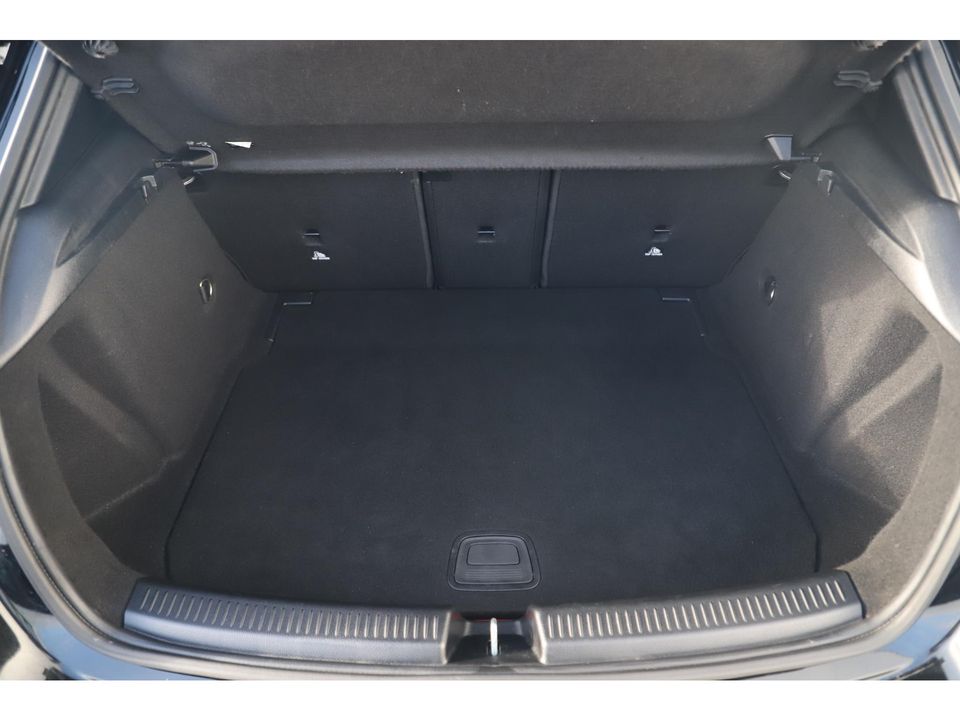 Mercedes-Benz A-Klasse 180 D AMG Line Automaat Widescreen Half Leder Sportstoelen Navigatie Camera Full LED 18 inch AMG Getint Glas Stoelverwarming