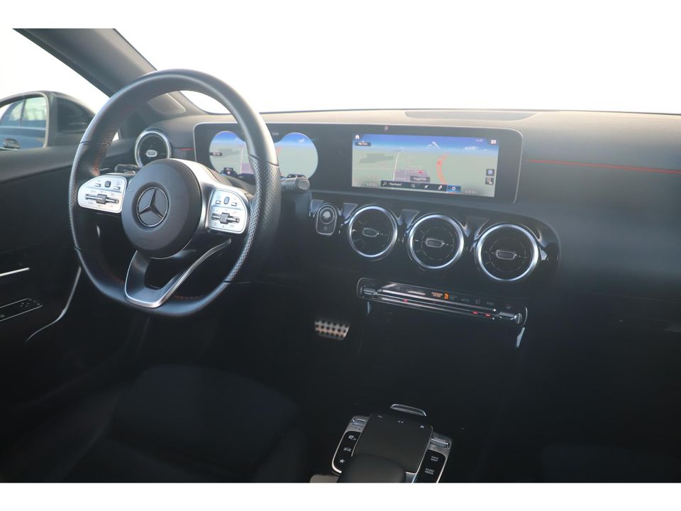 Mercedes-Benz A-Klasse 180 D AMG Line Automaat Widescreen Half Leder Sportstoelen Navigatie Camera Full LED 18 inch AMG Getint Glas Stoelverwarming