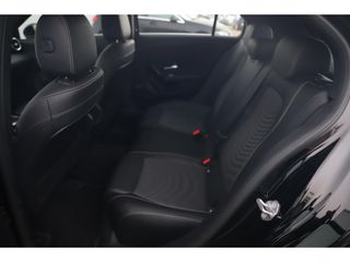 Mercedes-Benz A-Klasse 160 Advantage Widescreen Full LED Sportstoelen Navigatie Camera Clima Cruise 17 inch LMV Lane Assist Parkeersensors