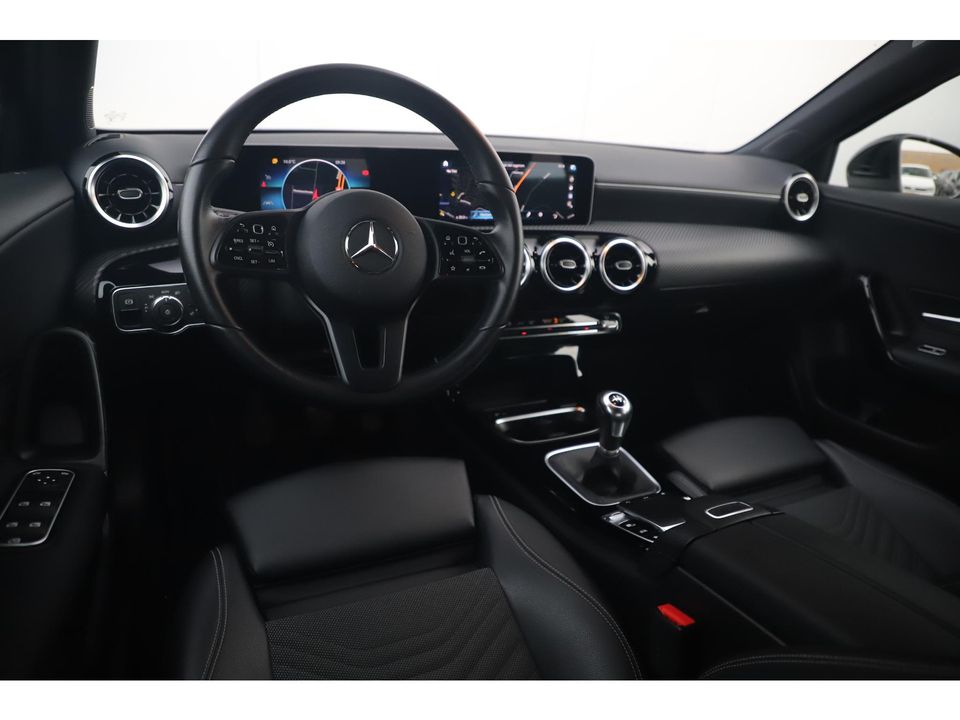 Mercedes-Benz A-Klasse 160 Advantage Widescreen Full LED Sportstoelen Navigatie Camera Clima Cruise 17 inch LMV Lane Assist Parkeersensors