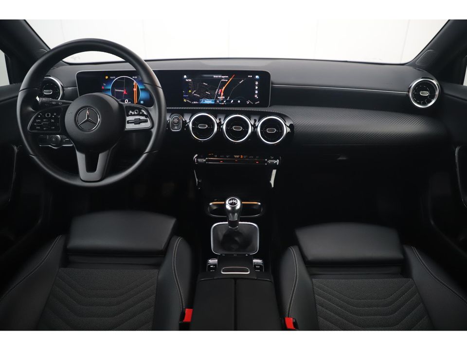 Mercedes-Benz A-Klasse 160 Advantage Widescreen Full LED Sportstoelen Navigatie Camera Clima Cruise 17 inch LMV Lane Assist Parkeersensors